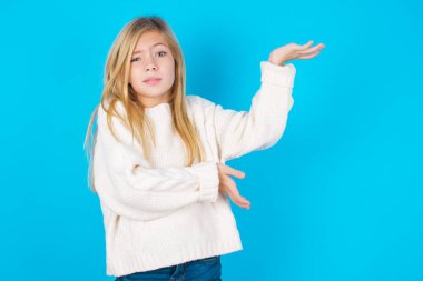 Güzel kız iki eliyle tuhaf bir şey gösterip 