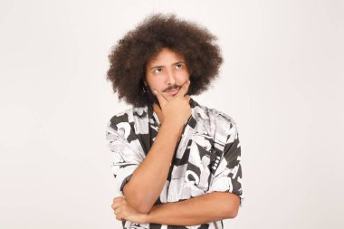 Beyazlar üzerinde izole edilmiş kıvırcık saçlı ve düşünceli ifadeli yakışıklı, dışavurumcu bir adamın portresi.