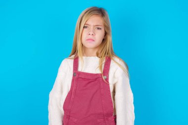 Tatmin olmamış güzel bir kızı, bir şey tarafından hayal kırıklığına uğratıldığı için mutsuz bir ifadeyle gücendirdim.