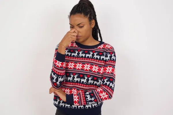 Jovem Bela Mulher Afro Americana Vestindo Camisola Natal Contra Parede — Fotografia de Stock