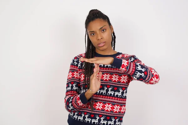 Femme Afro Américaine Portant Pull Noël Contre Mur Blanc Sent — Photo