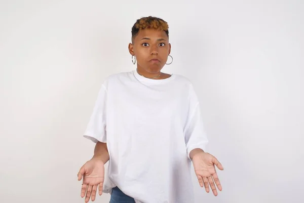 Verwirrte Und Ahnungslose Junge Afroamerikanerin Weißem Shirt Mit Ausgestreckten Armen — Stockfoto
