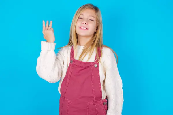 Hübsche Teenie Mädchen Lächelt Und Sieht Freundlich Zeigt Nummer Drei — Stockfoto