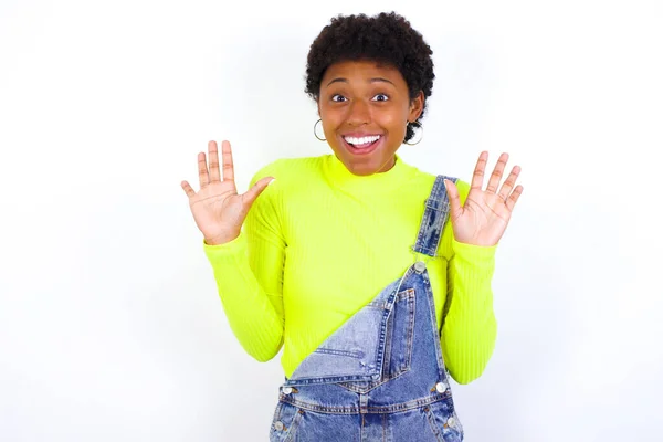 Entzückte Positive Junge Afroamerikanerin Mit Kurzen Haaren Trägt Jeans Overall — Stockfoto