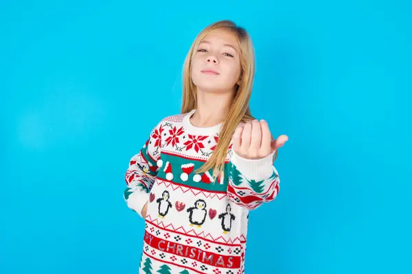 Menina Bonita Convidando Vir Confiante Sorrindo Fazendo Gesto Com Mão — Fotografia de Stock