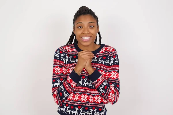 Glad Afroamerikansk Kvinna Bär Jultröja Mot Vit Vägg Står Mot — Stockfoto