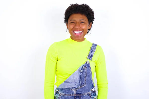 Ung Afroamerikansk Kvinna Med Kort Hår Bär Denim Totalt Mot — Stockfoto