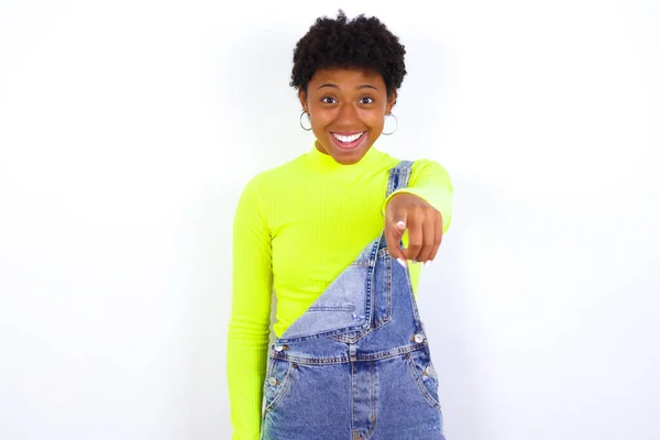 Nadšený Pozitivní Mladá Afroameričanka Krátkými Vlasy Džínsu Celkově Proti Bílé — Stock fotografie