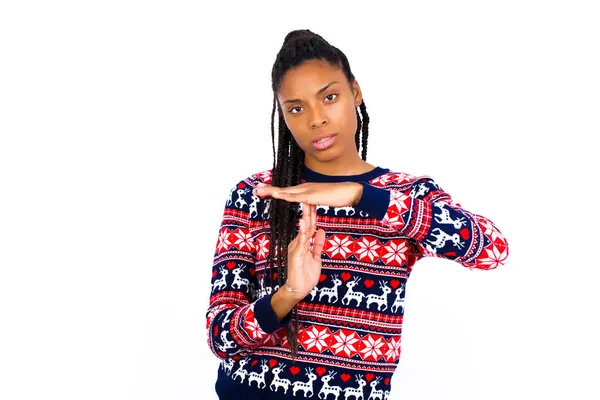 白い壁にクリスマスセーターを着ているアフリカ系アメリカ人女性は疲れて退屈を感じ タイムアウトジェスチャーを作り 仕事のストレス 時間の概念のために停止する必要があります — ストック写真