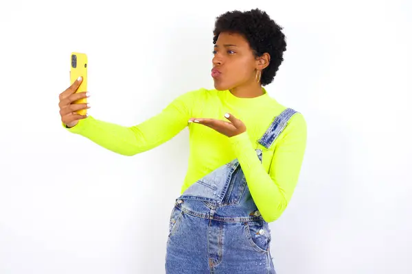 Junge Afroamerikanerin Mit Kurzen Haaren Trägt Jeans Overall Gegen Weiße — Stockfoto