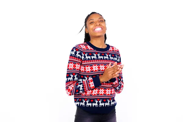Afrikai Amerikai Visel Karácsonyi Pulóver Ellen Fehér Fal Érzés Boldog — Stock Fotó