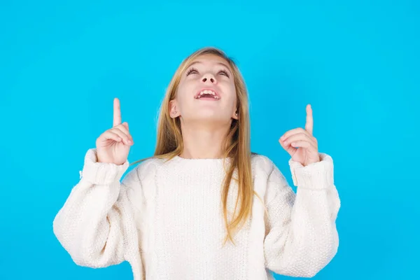 Úspěšný Přátelský Vypadající Hezká Teen Dívka Křičí Vzrušeně Ukazuje Oběma — Stock fotografie