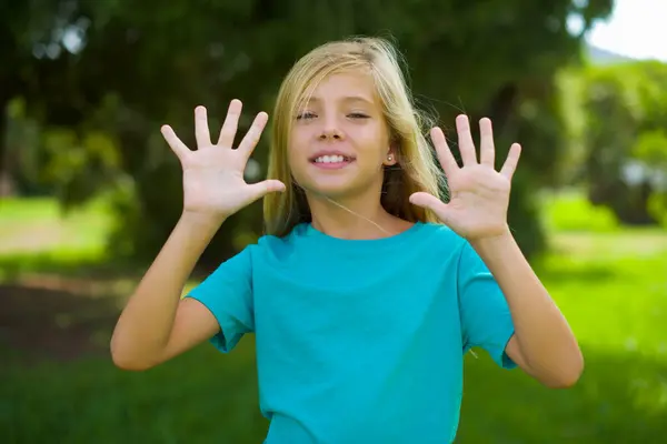 Hübsches Mädchen Zeigt Zehn Finger Park — Stockfoto