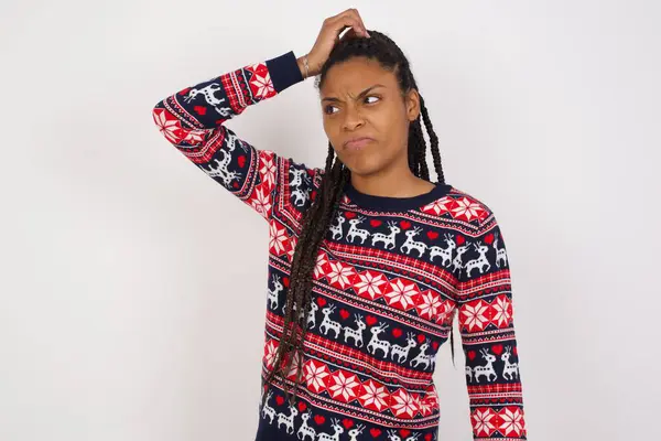 白い壁にクリスマスセーターをかけたアフリカ系アメリカ人女性は オプス 私は何をしたのですか 恐怖と後悔の表現で頭を握る — ストック写真