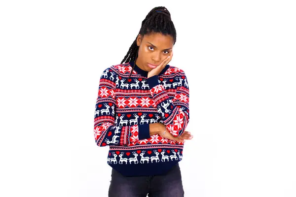 Mycket Uttråkad Afroamerikansk Kvinna Bär Jultröja Mot Vit Vägg Hålla — Stockfoto