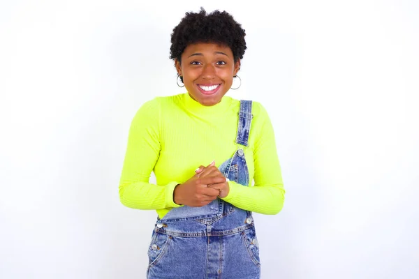Vrolijke Jonge Afro Amerikaanse Vrouw Met Kort Haar Het Algemeen — Stockfoto