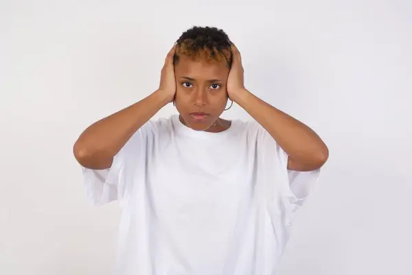 Afroameričanka Bílém Tričku Zacpávajícím Uši Rukama Nechce Poslouchat Tvrdý Rock — Stock fotografie