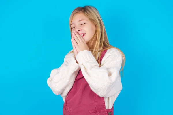 Überglückliches Teenie Mädchen Lacht Fröhlich Und Hält Handflächen Zusammen Hört — Stockfoto