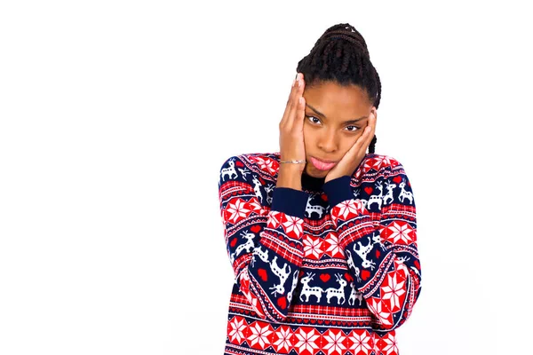 Mujer Afroamericana Vistiendo Suéter Navidad Contra Pared Blanca Sosteniendo Cabeza —  Fotos de Stock
