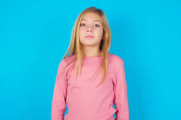 Sersemlemiş Genç Kız Şok Edici Haberlere Tepki Veriyor Şaşırmış Model — Stok fotoğraf