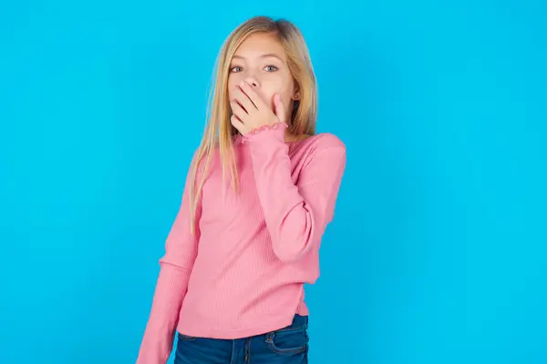 Pretty Teen Girl Covers Mouth Looks Wonder Camera Cannot Believe — Stock Photo, Image