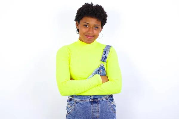 Självsäker Allvarlig Lugn Ung Afroamerikansk Kvinna Med Kort Hår Bär — Stockfoto