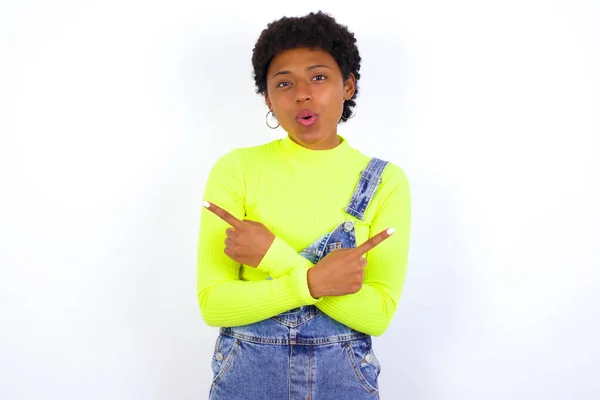 Verwirrte Junge Afroamerikanerin Mit Kurzen Haaren Die Jeans Gegen Weiße — Stockfoto