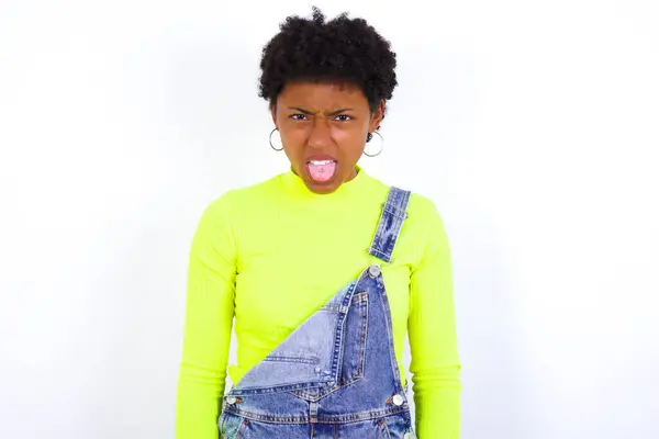 Kroppsspråk Äcklig Stressad Ung Afroamerikansk Kvinna Med Kort Hår Bär — Stockfoto