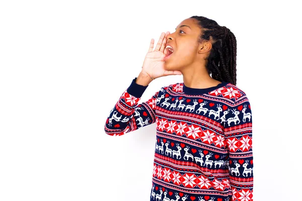 Afroamerykanka Ubrana Świąteczny Sweter Białym Profilem Ściennym Wyglądająca Szczęśliwą Podekscytowaną — Zdjęcie stockowe
