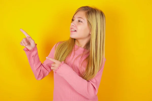 Hübsches Mädchen Lächelt Aufgeregt Lenkt Finger Sehen Leeren Raum — Stockfoto