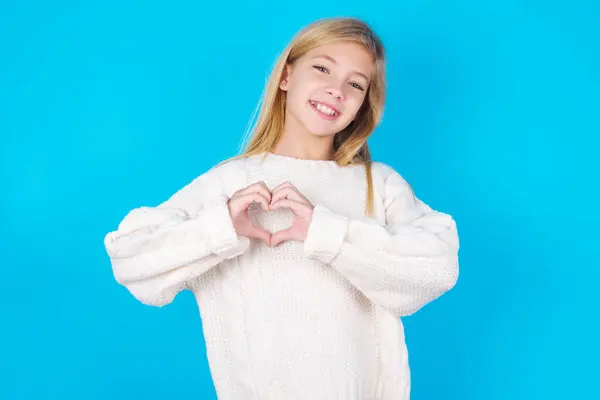 Mooi Meisje Glimlachen Liefde Tonen Hart Symbool Vorm Met Handen — Stockfoto