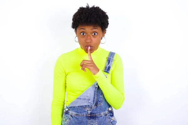 Surprised Young African American Woman Short Hair Wearing Denim Overall — Stock Photo, Image