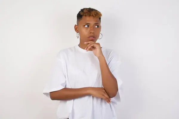 Στιγμιότυπο Στοχαστικού Νεαρή Αφροαμερικανή Γυναίκα Που Φοράει Λευκό Shirt Κρατά — Φωτογραφία Αρχείου