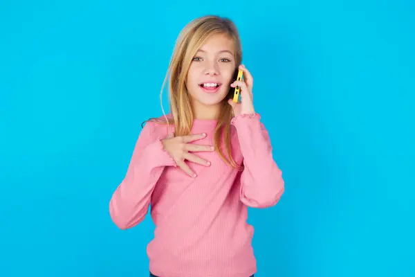 Улыбающаяся Девушка Подросток Разговаривает Мобильному Телефону Наслаждается Приятным Прекрасным Разговором — стоковое фото