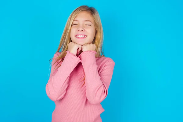 Veselá Hezká Teen Dívka Plachý Spokojený Výraz Usmívá Široce Ukazuje — Stock fotografie