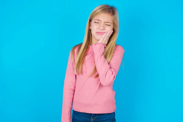 Mavi Arka Planda Diş Ağrısı Olan Güzel Bir Kız — Stok fotoğraf
