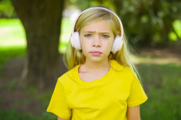 Allvarligt Missnöjd Kaukasiska Lilla Flicka Bär Gul Shirt Stående Utomhus — Stockfoto