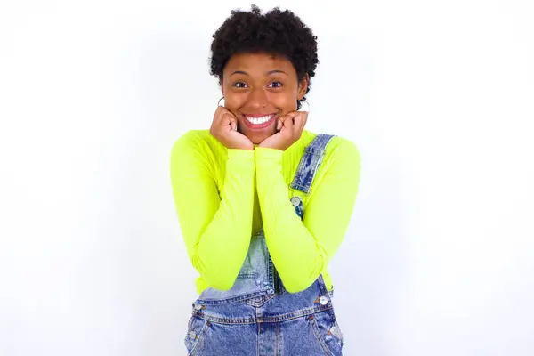 Dreamy Young African American Woman Short Hair Wearing Denim Overall — Stock Photo, Image