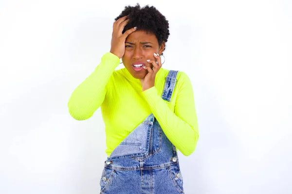Junge Düstere Junge Afroamerikanerin Mit Kurzen Haaren Trägt Jeans Gegen — Stockfoto