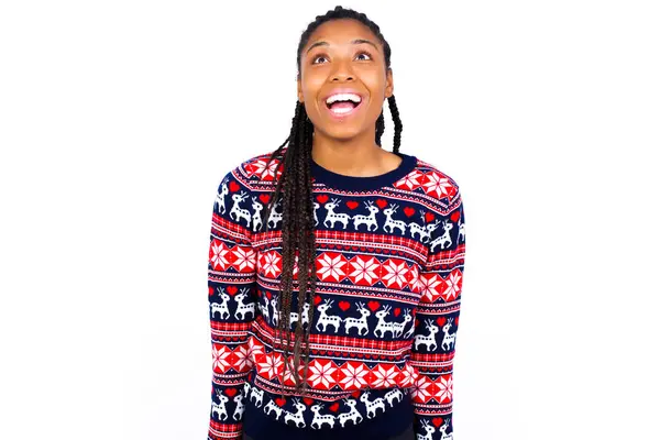 Překvapená Afroameričanka Vánočním Svetrem Opřeným Bílou Stěnu Pokrčí Rameny Dívá — Stock fotografie