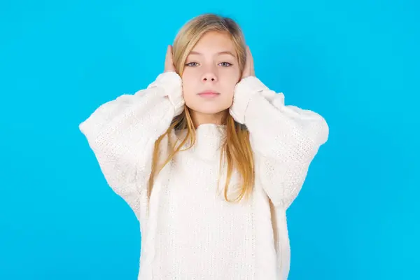 Frustrated Teen Girl Plugging Ears Hands Does Wanting Listen Hard — Stock Photo, Image