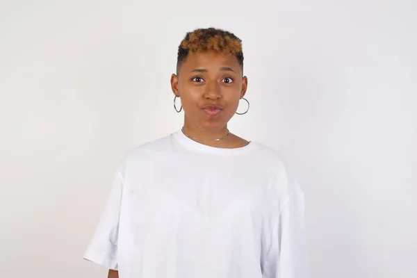 Atraktivní Afroameričanka Bílém Tričku Kulaté Rty Nosí Neformální Oblečení Dívá — Stock fotografie