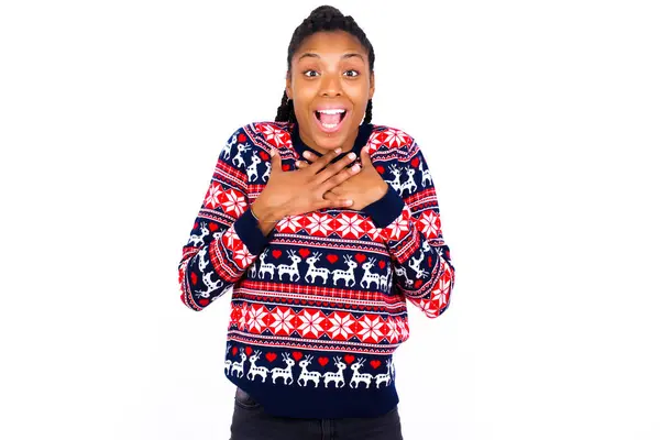 Feliz Sonriente Mujer Afroamericana Con Suéter Navidad Contra Pared Blanca —  Fotos de Stock