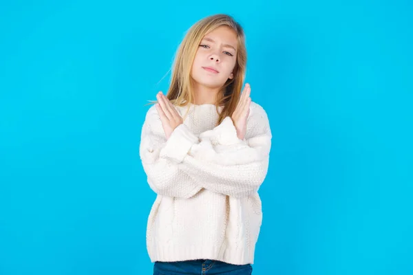 Menina Bonita Adolescente Tem Rejeição Expressão Irritada Rosto Cruzando Mãos — Fotografia de Stock