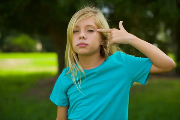 Portret Pięknej Białej Dziewczynki Niebieskiej Koszulce Stojącej Zewnątrz Parku — Zdjęcie stockowe