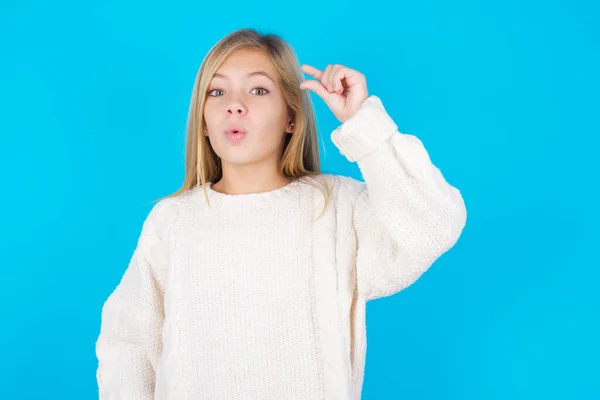 Shocked Pretty Teen Girl Shows Something Little Hands Demonstrates Size — Stock Photo, Image