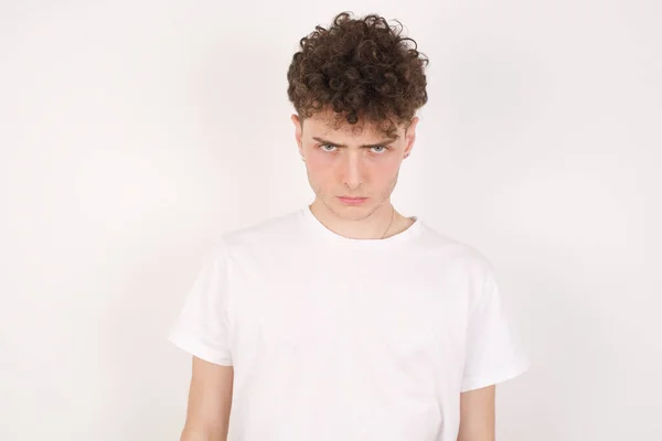 Оскорбленный Недовольный Красивый Молодой Человек Белом Фоне Угрюмым Недовольным Выражением — стоковое фото