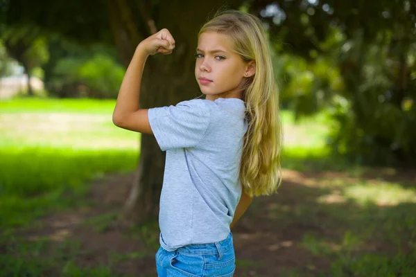 Forte Adolescent Jolie Fille Montrant Les Muscles Dans Parc — Photo