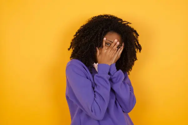 Retrato Una Joven Afroamericana Estresada Con Auriculares Sobre Fondo Amarillo Imagen de stock