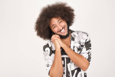 Beyaz tenli, kıvırcık saçlı, etkileyici, genç, etkileyici melez bir adamın portresi.